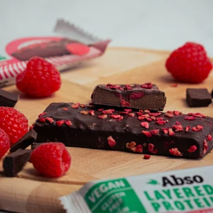 Kép 3/3 - Abso Layered Protein Bar Kínáló (16db x 50 g) - Málnás - csokoládés ízű vegán fehérjeszelet