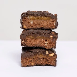 Kép 2/4 - Abso Layered Protein Bar Kínáló (16db x 50 g) - Mogyorókrémes-karamellás ízű vegán fehérjeszelet