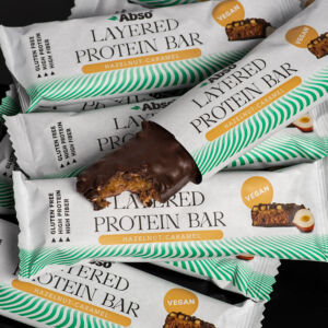 Abso Layered Protein Bar Kínáló (16db x 50 g) - Mogyorókrémes-karamellás ízű vegán fehérjeszelet