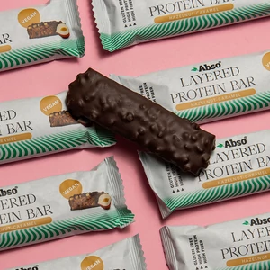 Kép 4/4 - Abso Layered Protein Bar Kínáló (16db x 50 g) - Mogyorókrémes-karamellás ízű vegán fehérjeszelet